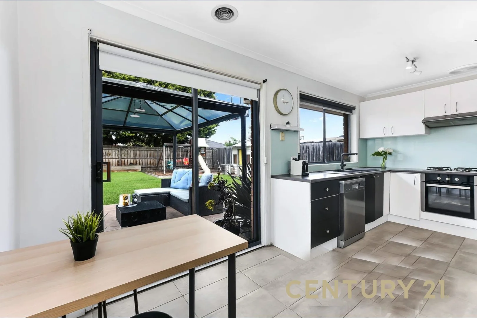 8 Canungra Close, Hampton Park VIC 3976 photo 5