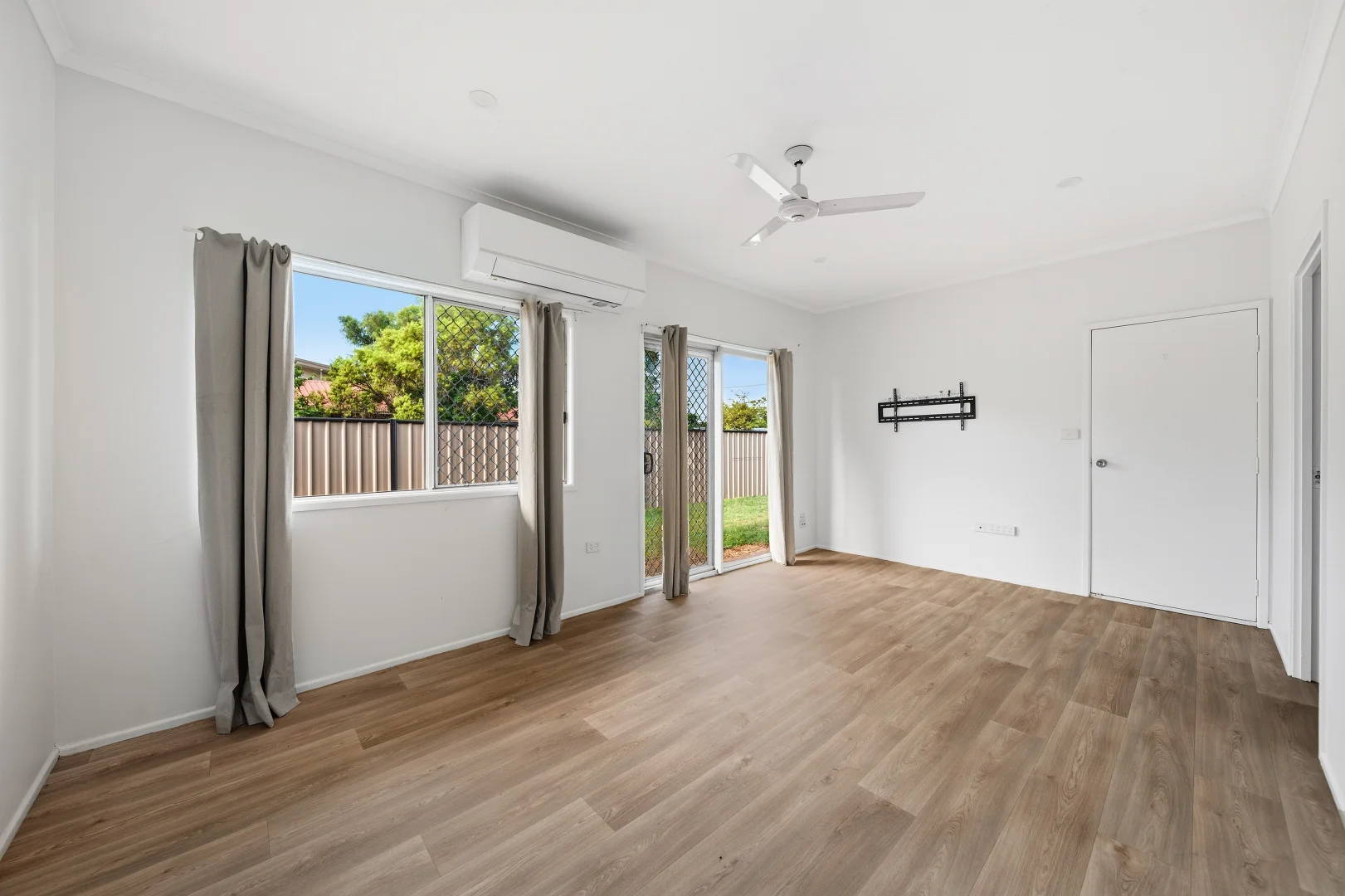16 Garnet Street, Emerald QLD 4720 photo 2