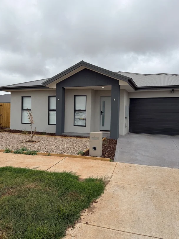 7 Cranberry Crescent, Thornhill Park VIC 3335