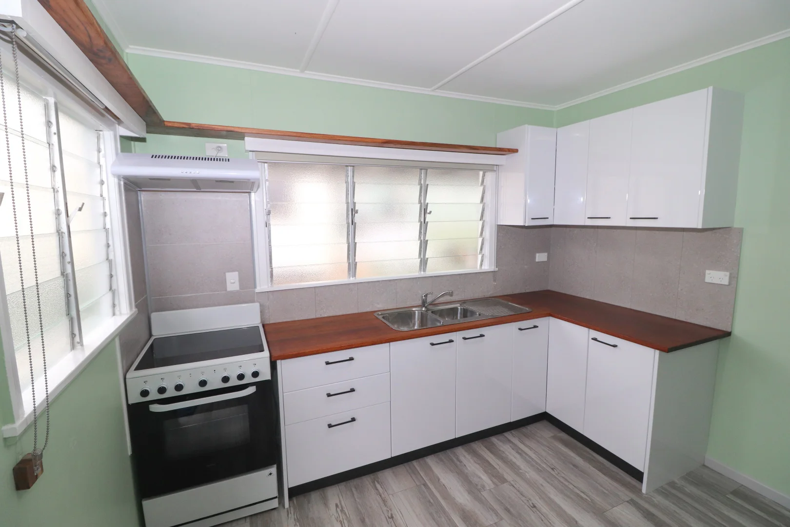 Additional image 6 of 4/8-10 Bruce Pde, Lucinda QLD 4850