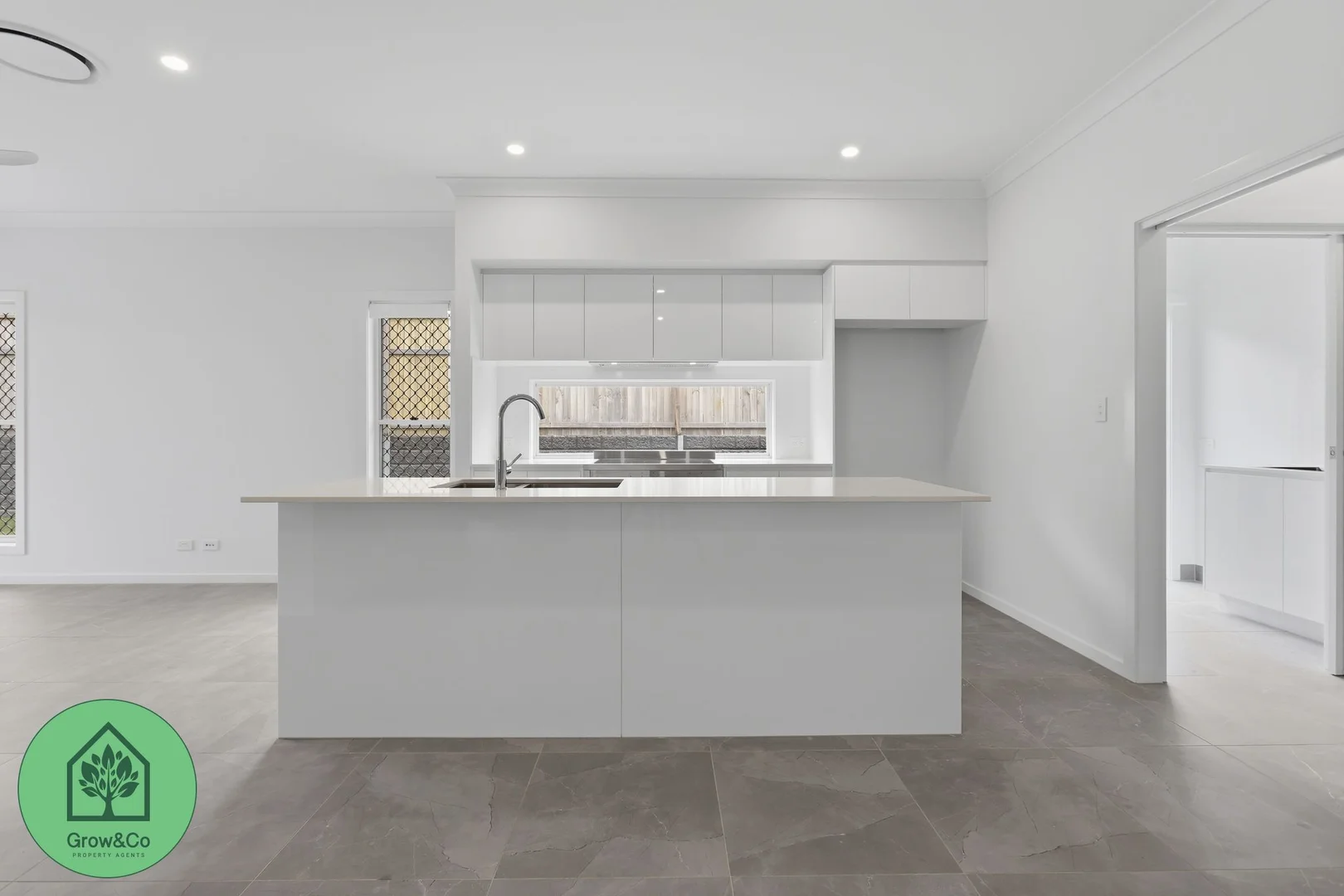 31 Heathcote Circuit, Redland Bay QLD 4165 photo 4