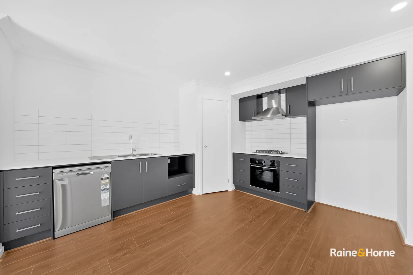 17 Hovea Crescent, Manor Lakes VIC 3024 photo 4