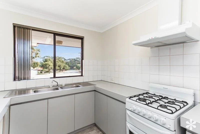 15 Simmons Loop, Parmelia WA 6167