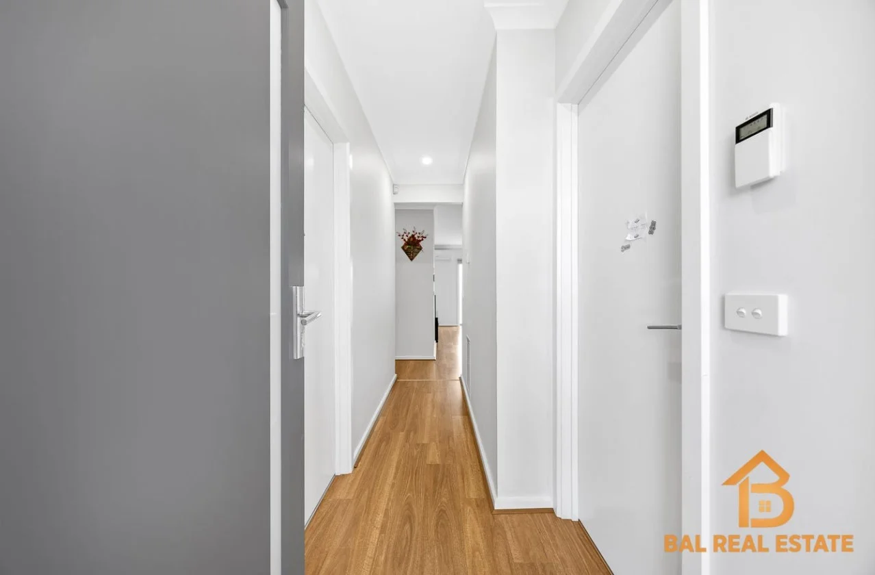 4 Viola Drive, Rockbank VIC 3335 photo 2