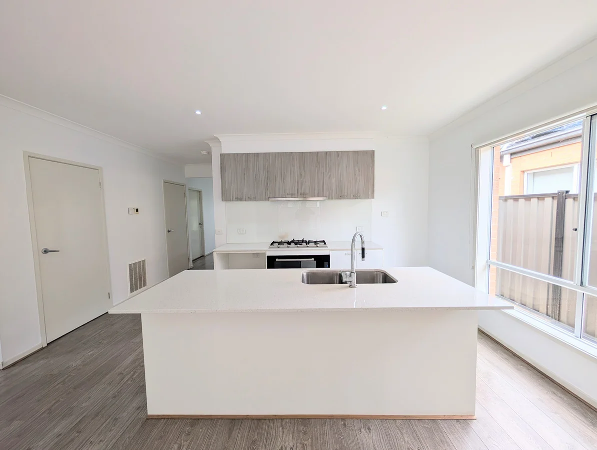 Additional image 2 of 33 Peninsula Crescent, Craigieburn VIC 3064