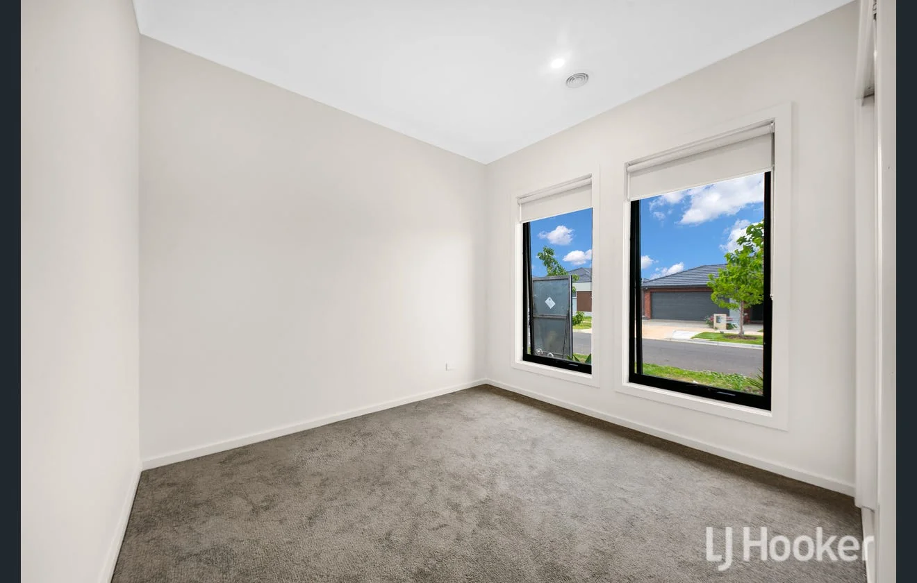 10 Athena Road, Weir Views VIC 3338 photo 2