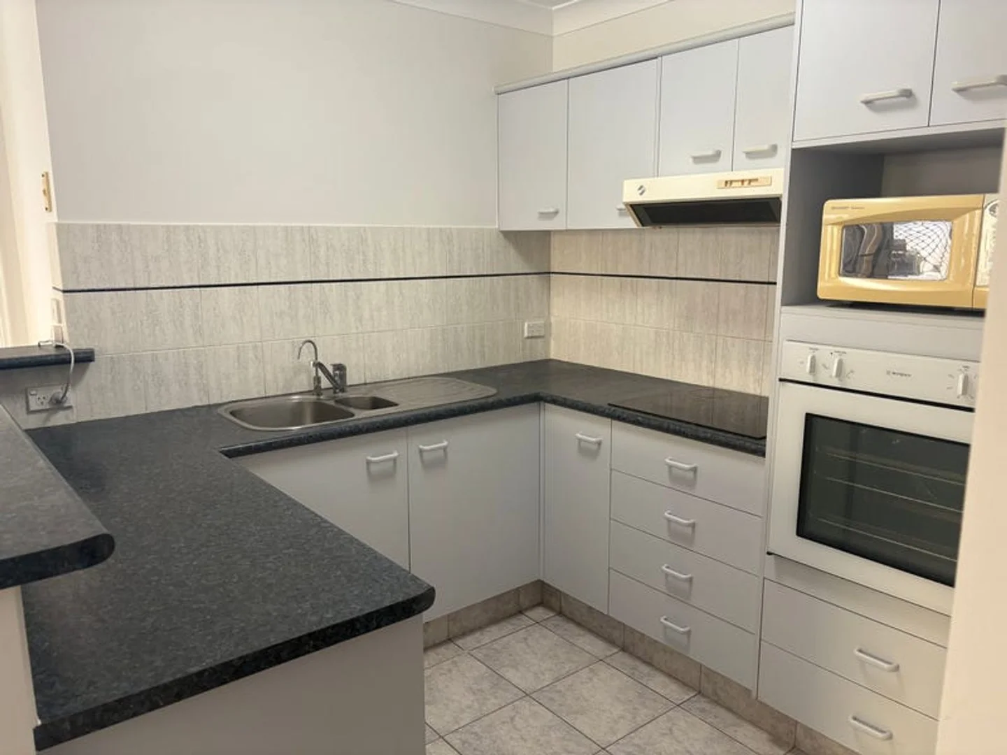 2/8 Catherine Ct, Labrador QLD 4215 photo 2