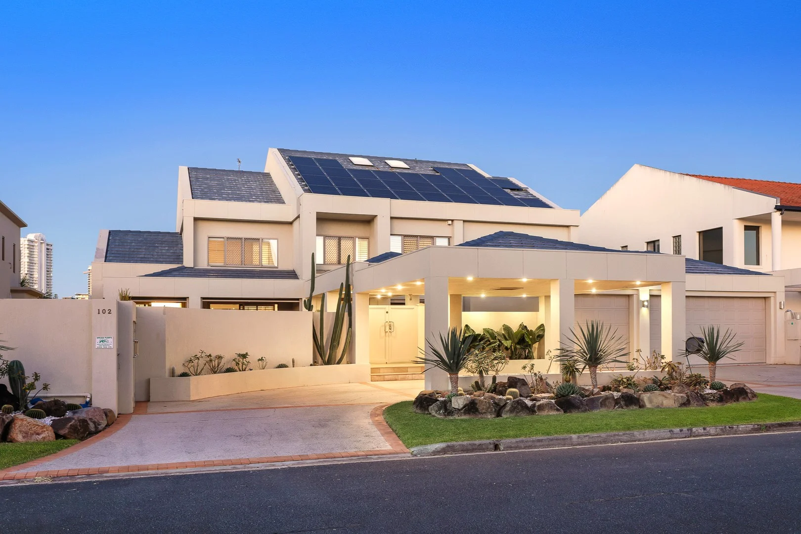 102 Commodore Drive, Paradise Waters QLD 4217