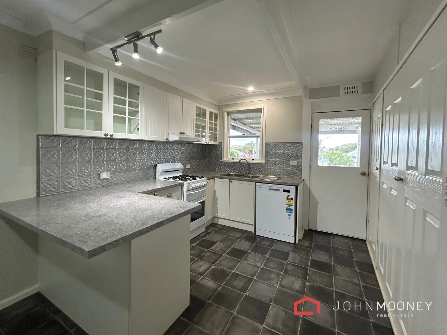 Additional image 3 of 30 Condon Avenue, Mount Austin NSW 2650