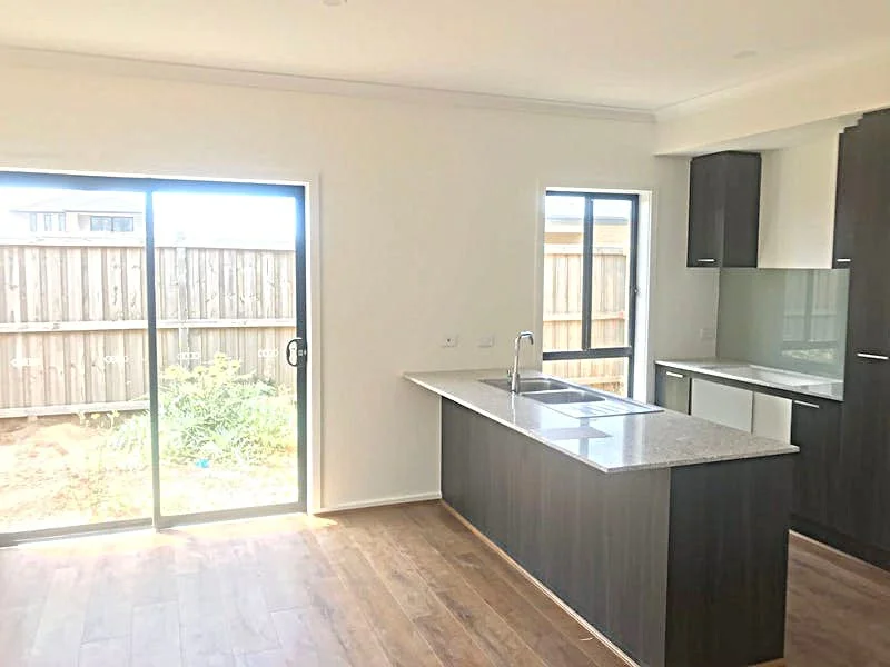 111 Palmdale Crescent, Mambourin VIC 3024