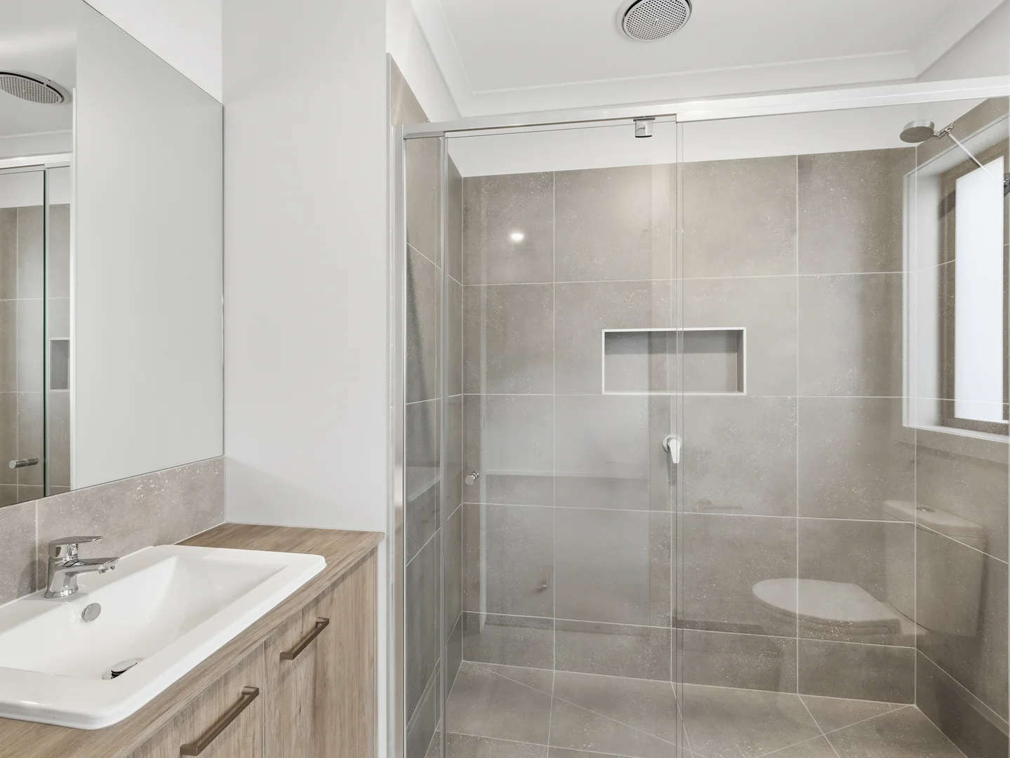 14 Ambridge Avenue, Benalla VIC 3672 photo 2