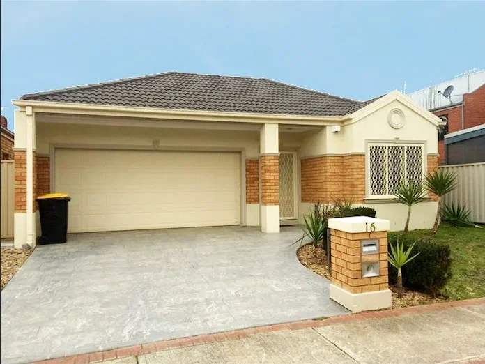 16 Old Hall Dr, Caroline Springs VIC 3023