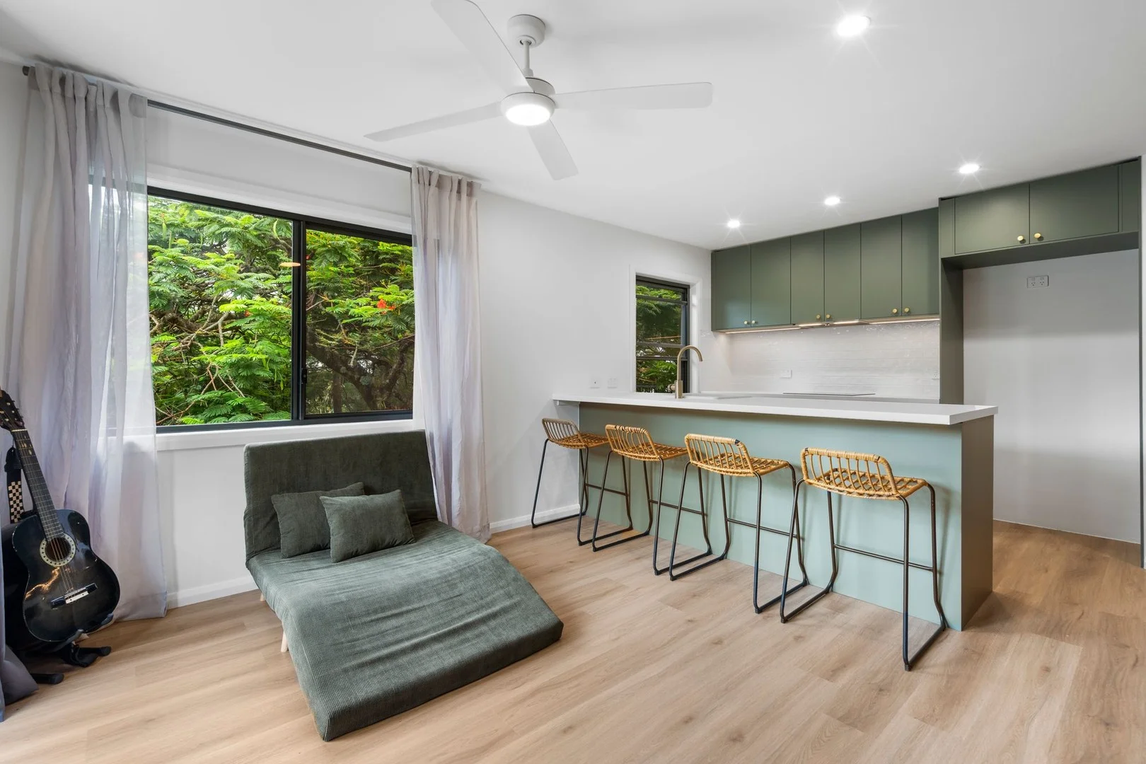 8A Crest Dr, Elanora QLD 4221