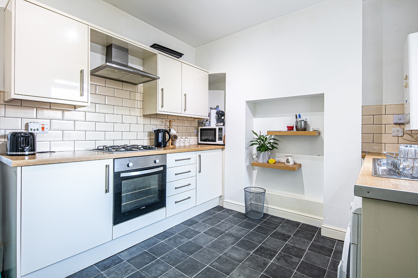 1 Bed Flat, Pomona Street, S11, N1 7GU