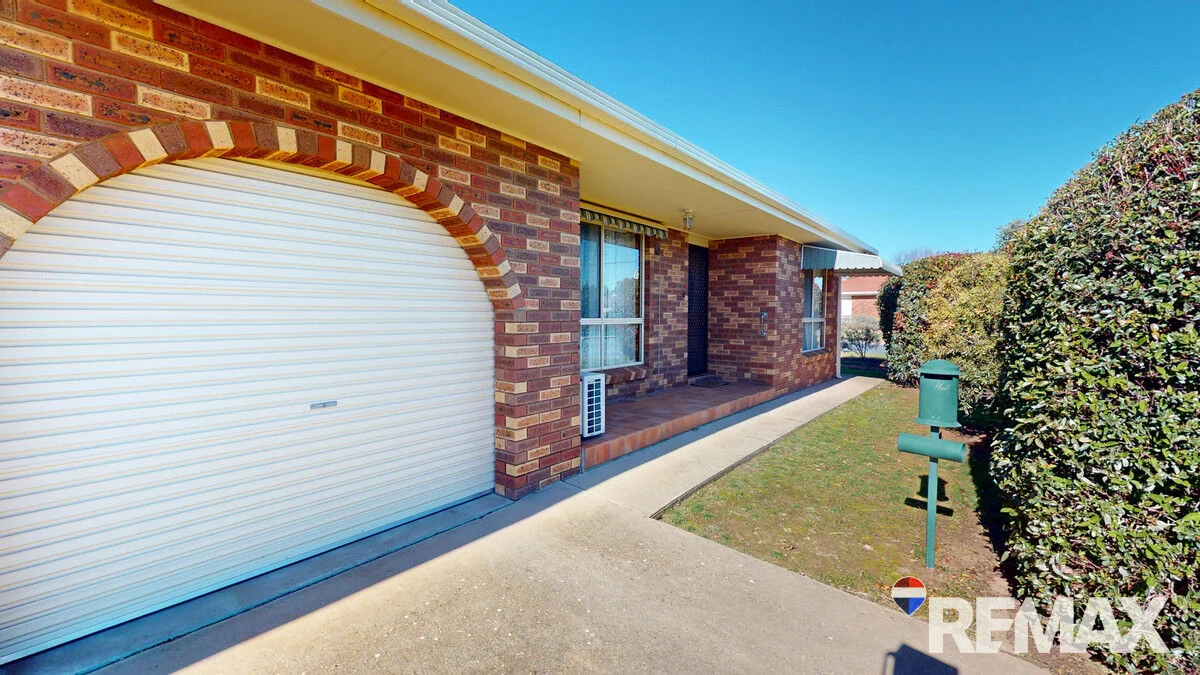 2/2 Hunter Street, Junee NSW 2663