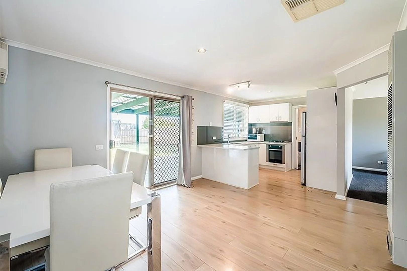 12 Godwin Crescent, Cranbourne North VIC 3977 photo 4