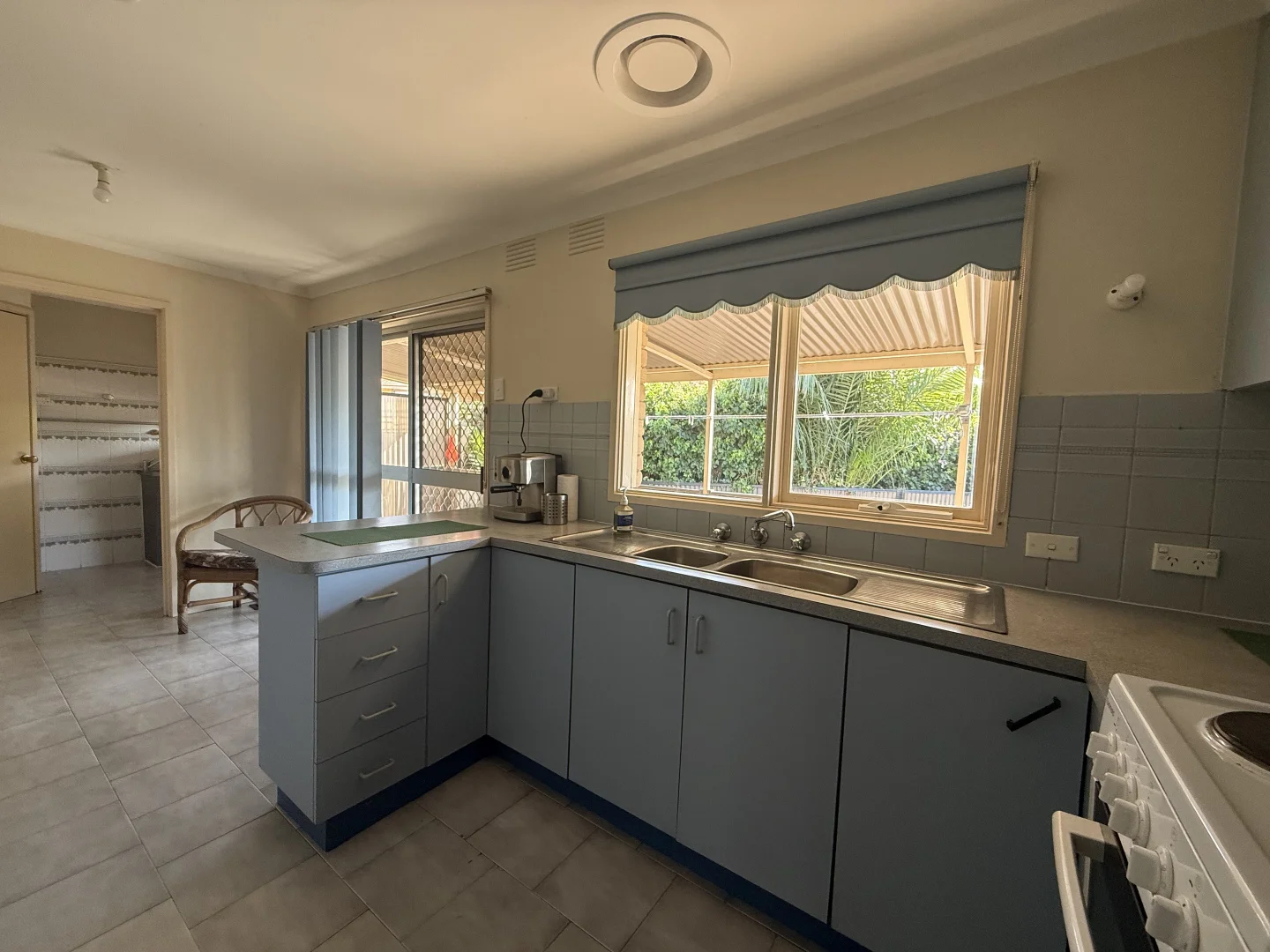 8 Garry Court, Kings Park VIC 3021 photo 4