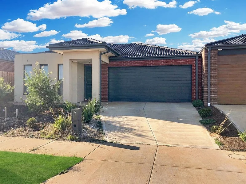 8 Gillespie Drive, Melton South VIC 3338