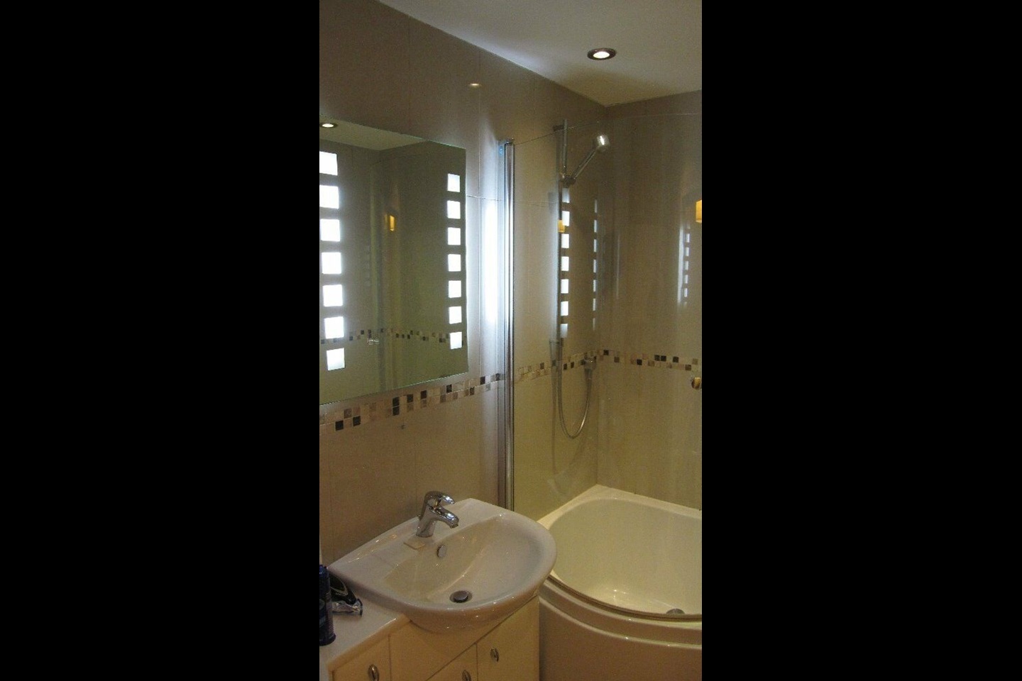 Room in a Shared House, Schooner Way, CF10, N1 7GU photo 4
