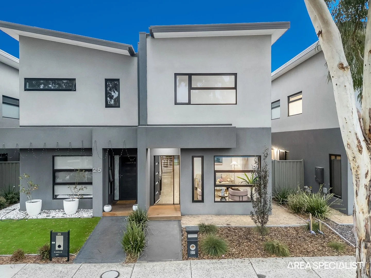 27 Elmslie Drive, Cranbourne East VIC 3977