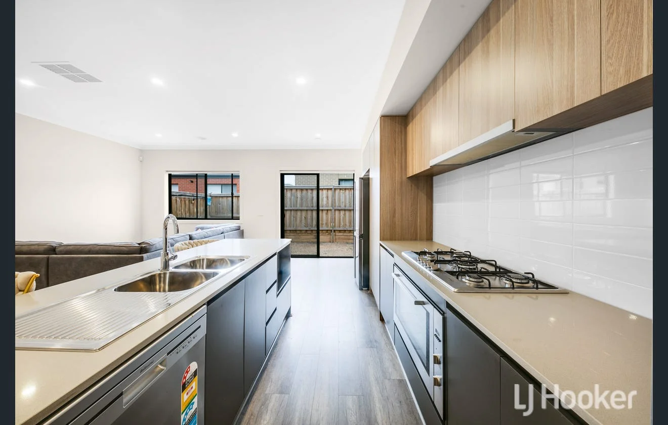 10 Athena Road, Weir Views VIC 3338 photo 4