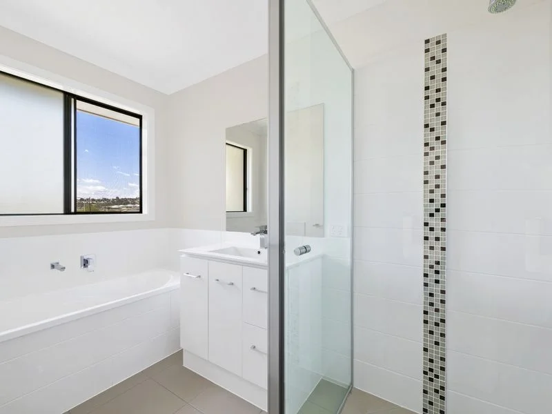 Additional image 5 of 2/5 McInnes Crescent, Glenvale QLD 4350