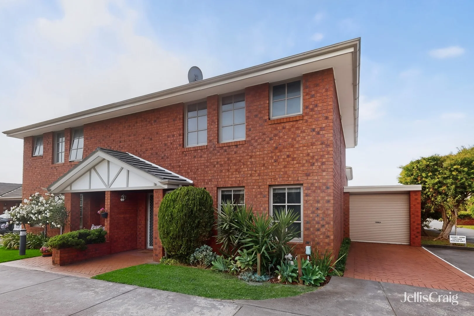 13/15A Wattle Grove, McKinnon VIC 3204