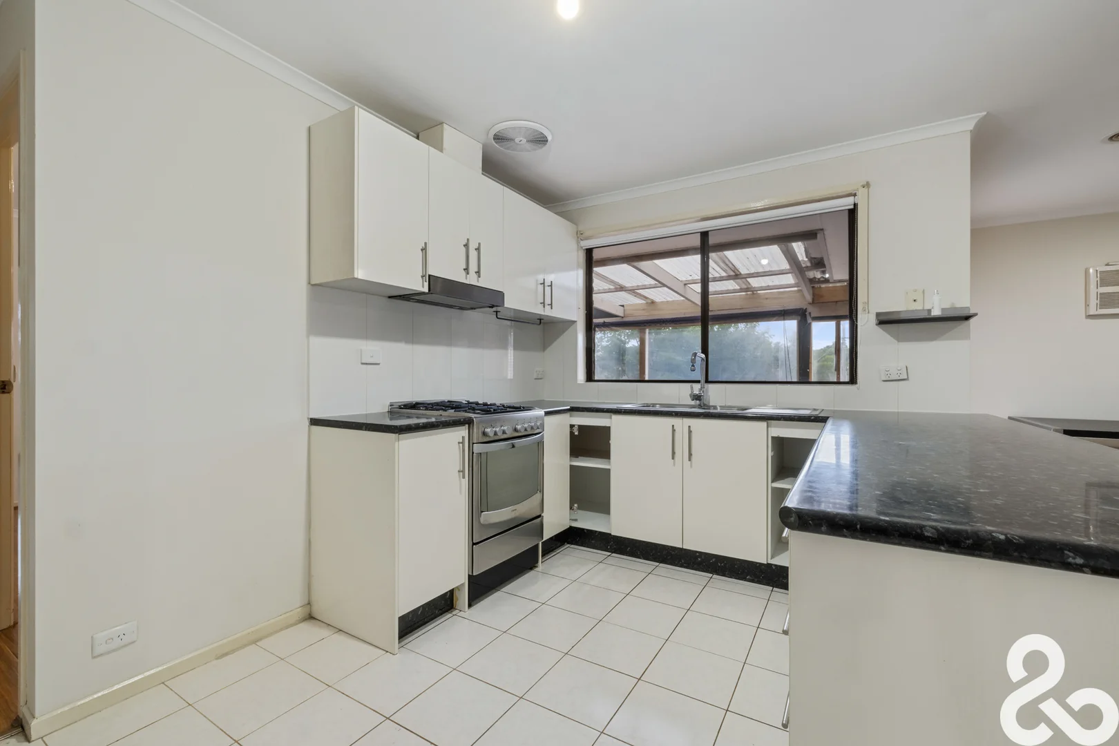 2 Victor Court, Hampton Park VIC 3976 photo 2