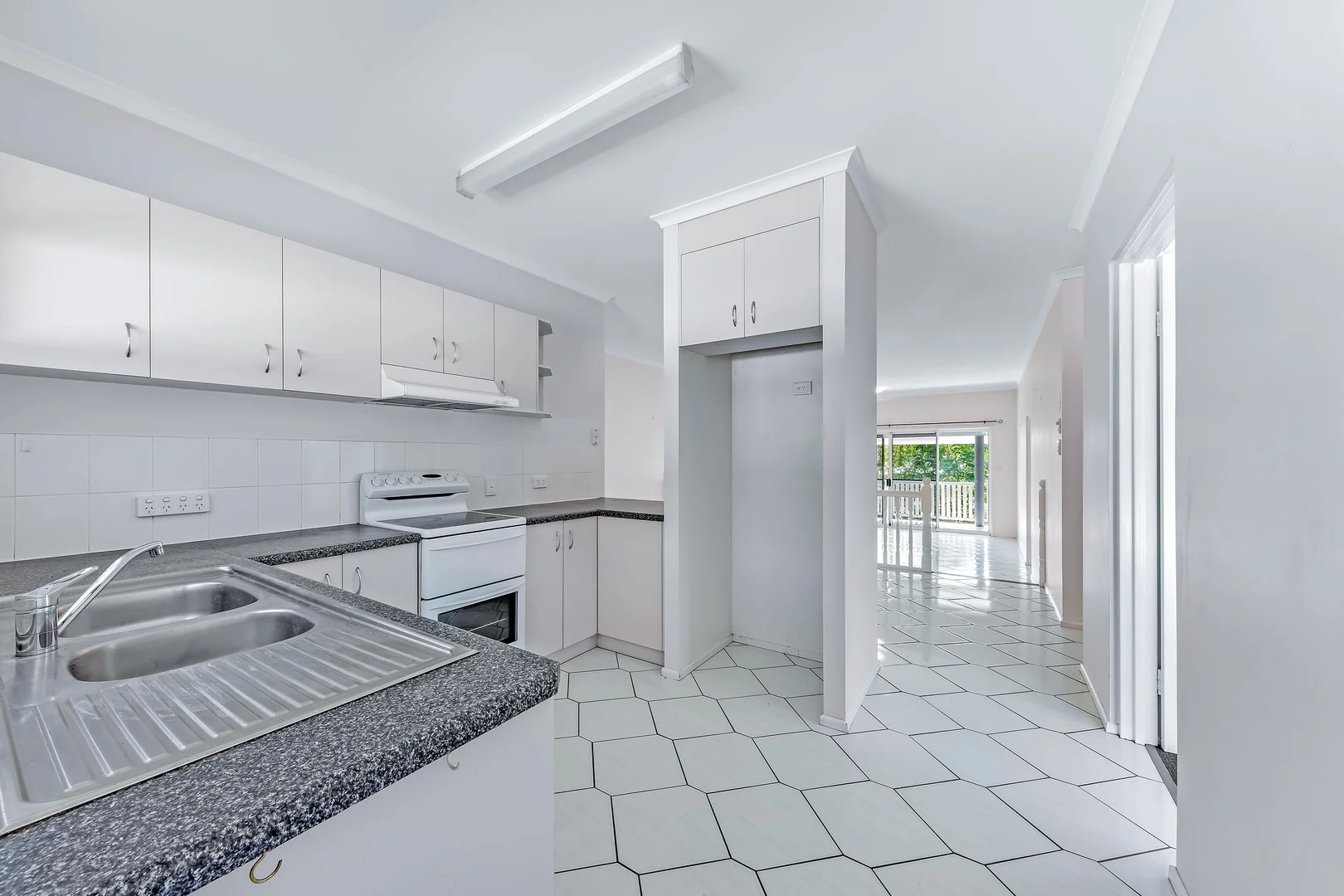 8/19 Tropic Road, Cannonvale QLD 4802