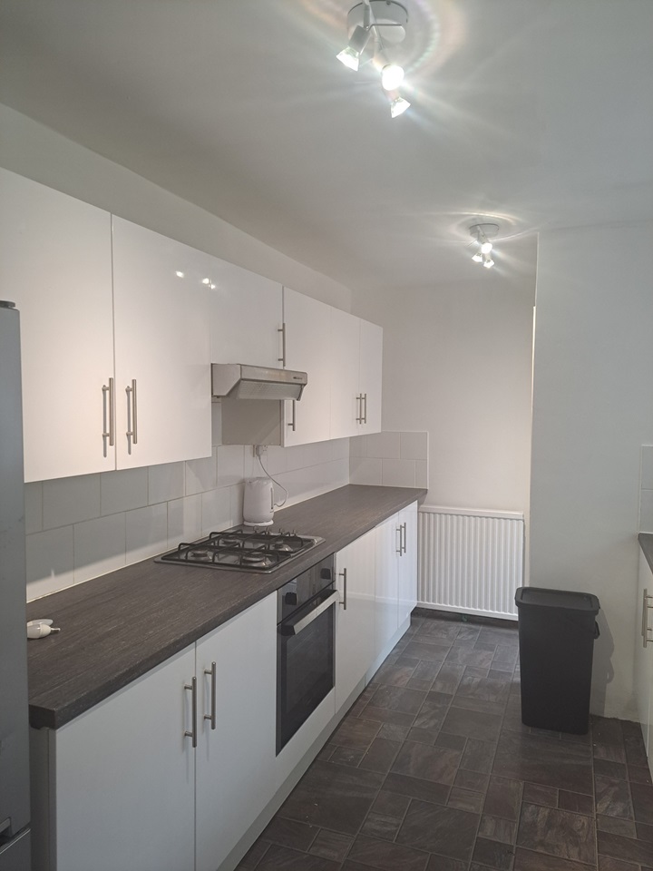 5 Bed Semi-Detached House, Claypol Rd, NG7, N1 7GU