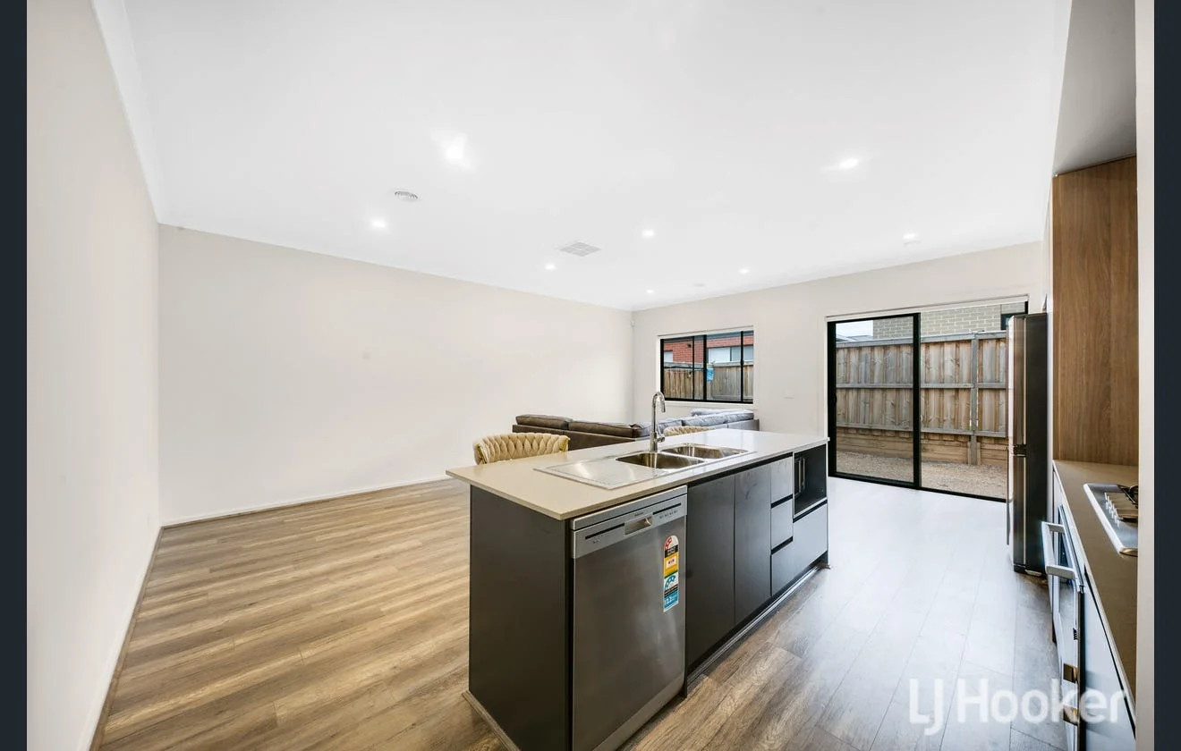 10 Athena Road, Weir Views VIC 3338 photo 3