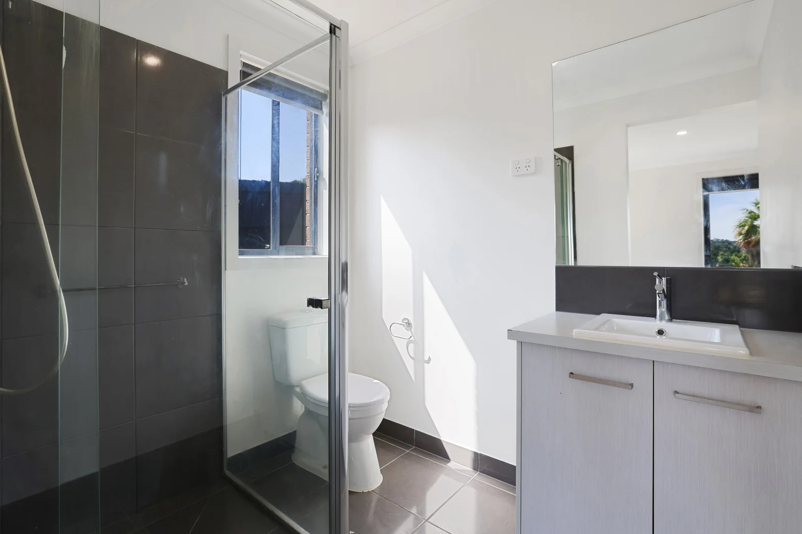 Additional image 3 of 2 Palm Square, Drouin VIC 3818
