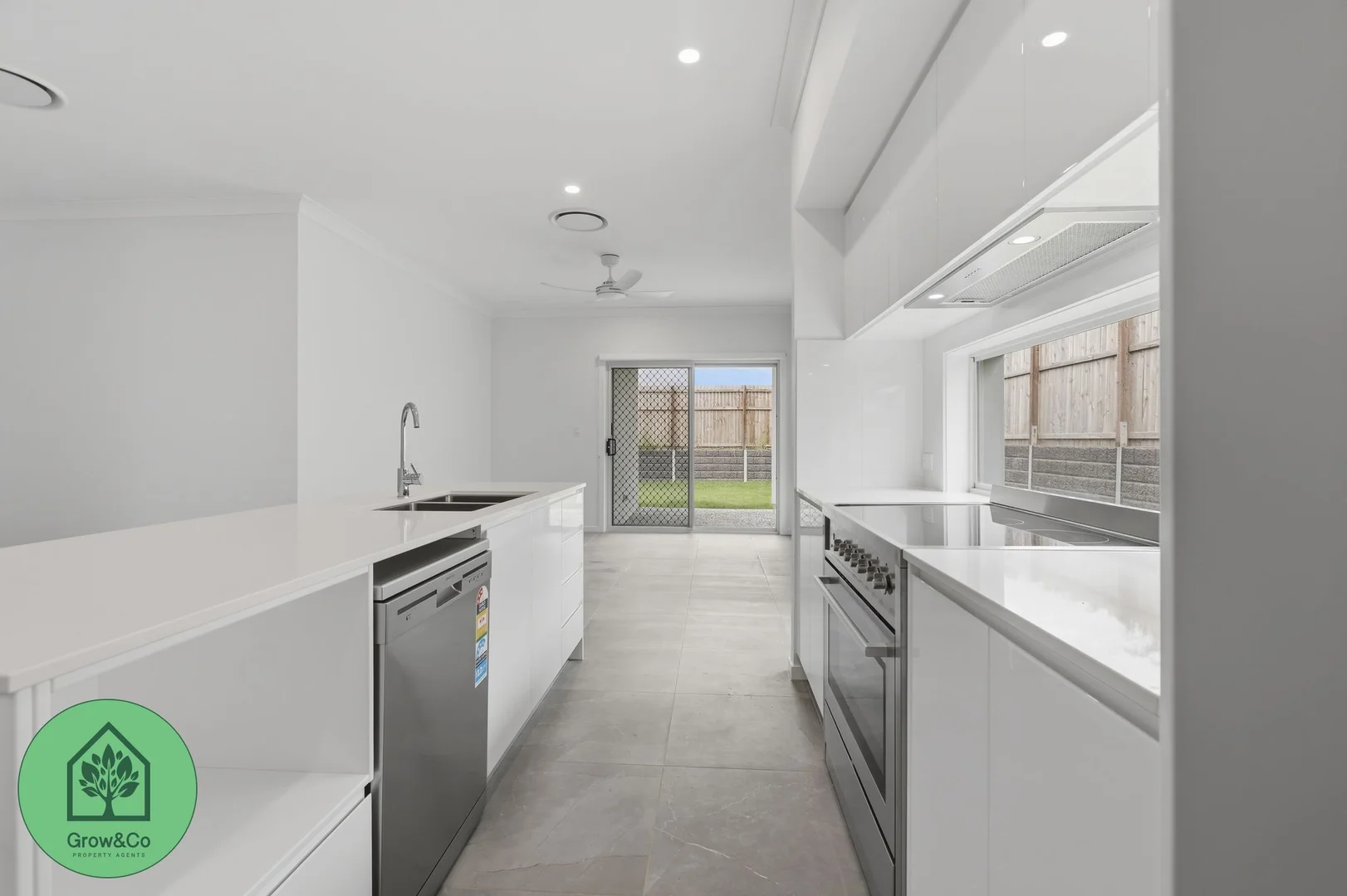 31 Heathcote Circuit, Redland Bay QLD 4165 photo 5