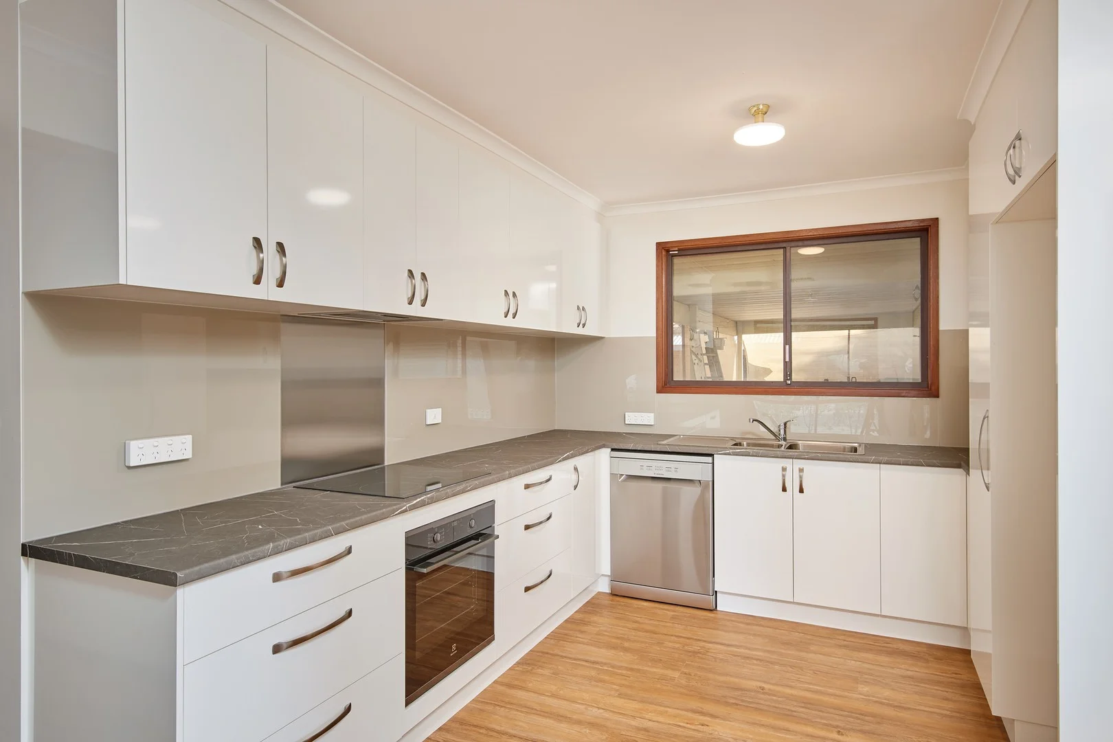 8 Warrambool Crescent, Glenfield Park NSW 2650