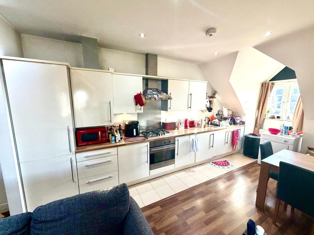 Additional image 3 of 1 bed flat for saleManor Court, Thorpe Road, Staines-Upon-Thames, Surrey TW18