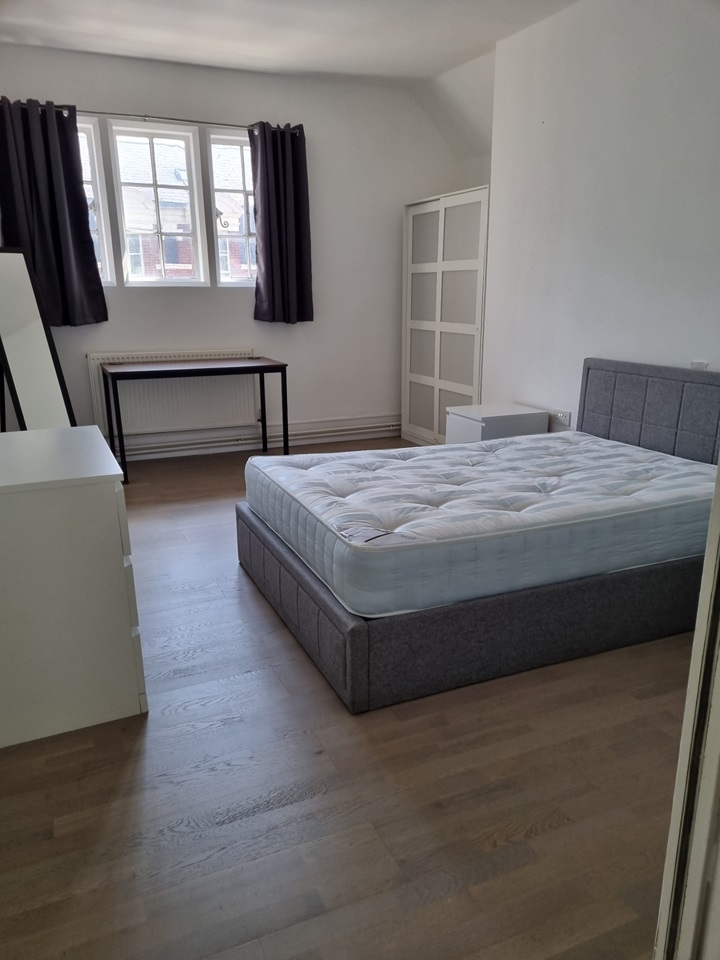 4 Bed Flat, Tower Bridge Road, SE1, N1 7GU photo 5