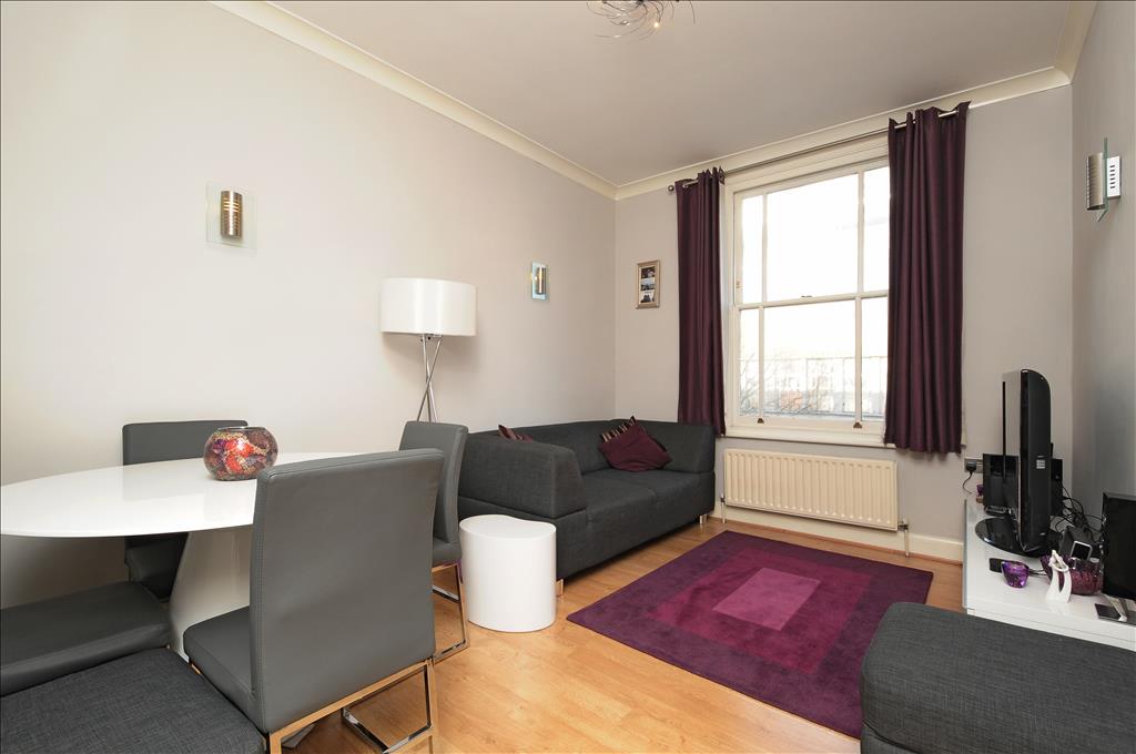 2 Bed Flat, St. John's Hill, SW11, N1 7GU photo 2