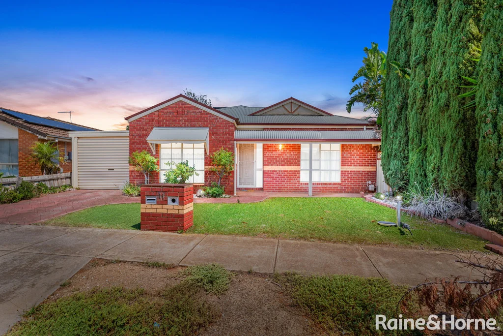 11 Clarendon Drive, Melton South VIC 3338