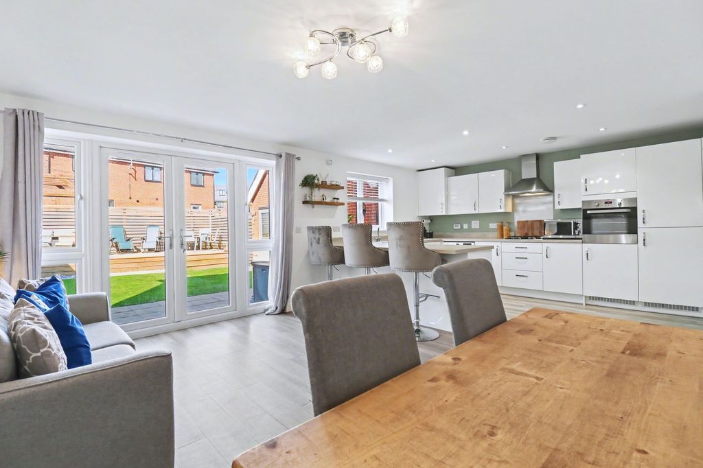 Additional image 7 of 4 bed detached house for saleClaypit Copse, Bursledon SO31