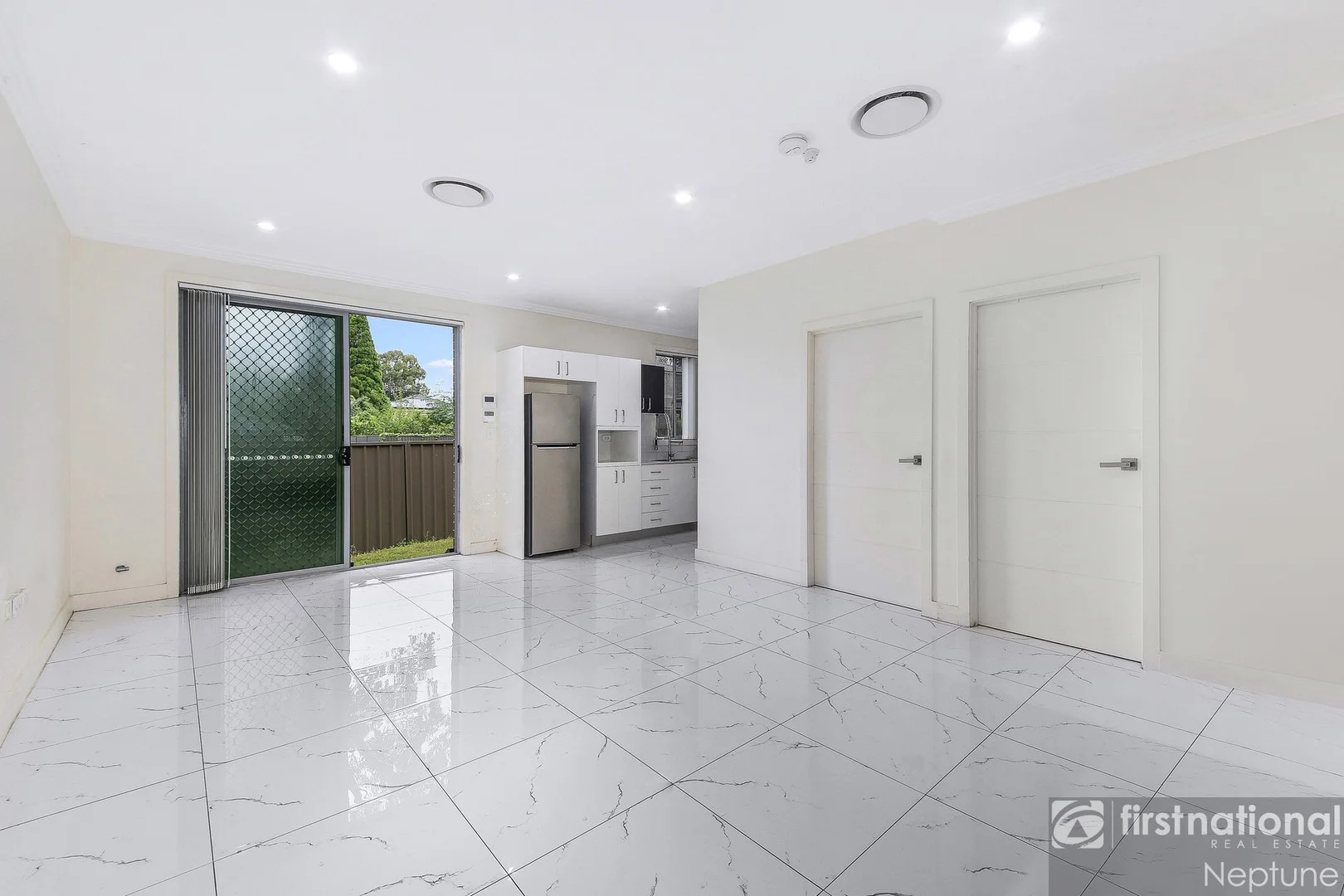 8/27C Carinya Road, Girraween NSW 2145
