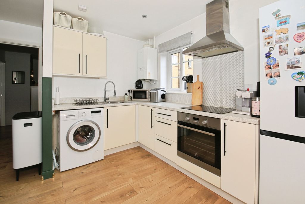 Additional image 5 of 2 bed flat for saleMolyneux Square, Peterborough PE7