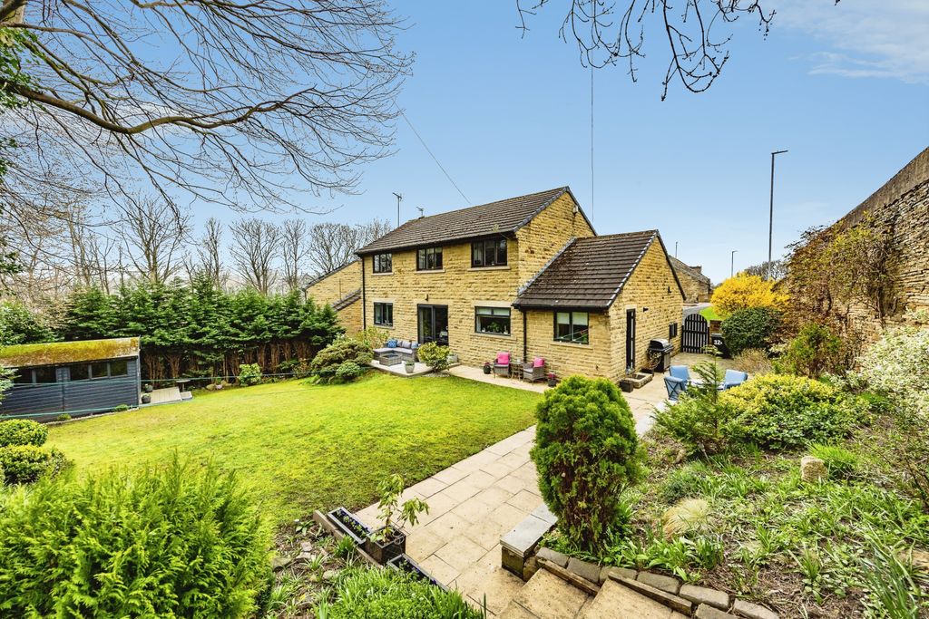 3 bed detached house for saleWakefield Road, Huddersfield HD8