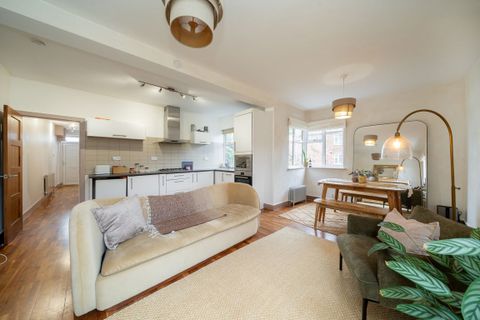 Brondesbury Park, Queen's Park NW6