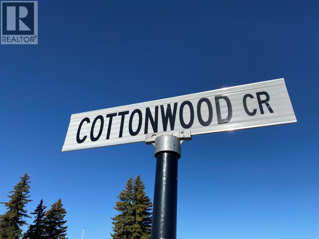 48 Cottonwood Crescent