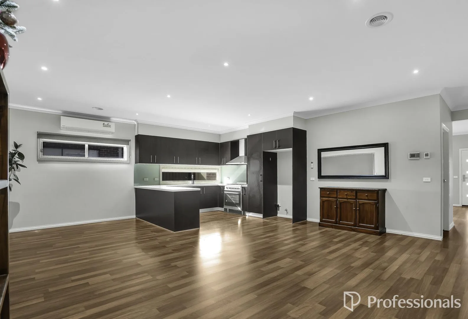 Additional image 2 of 28 Rivoli Close, Fraser Rise VIC 3336