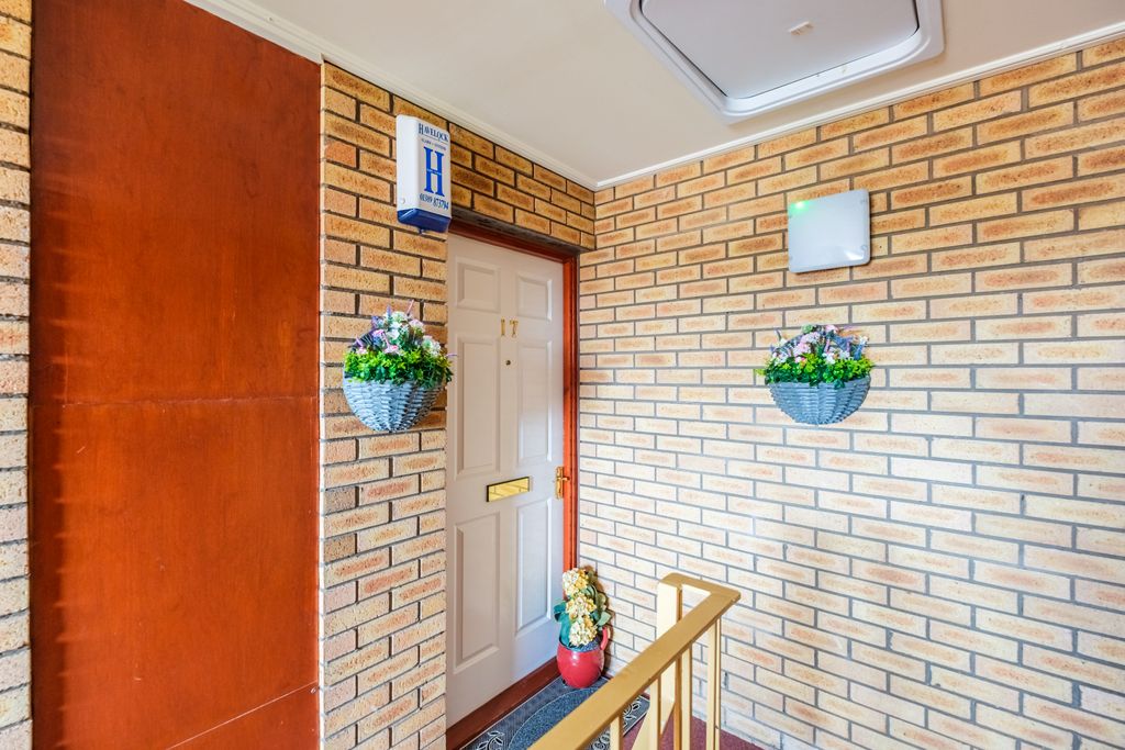 2 bed flat for saleDevine Court, Wishaw ML2 photo 2