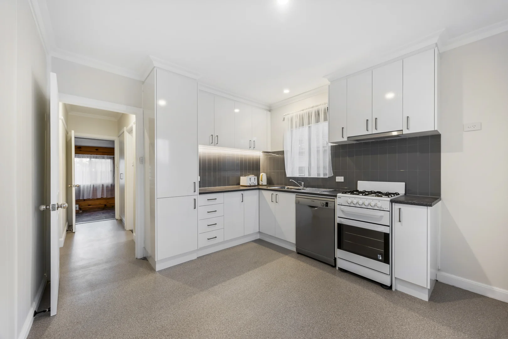 21 Wattle Avenue, Wendouree VIC 3355 photo 2