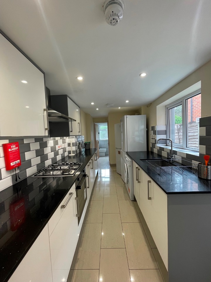 6 Bed Terraced House, Blenheim Road, RG1, N1 7GU