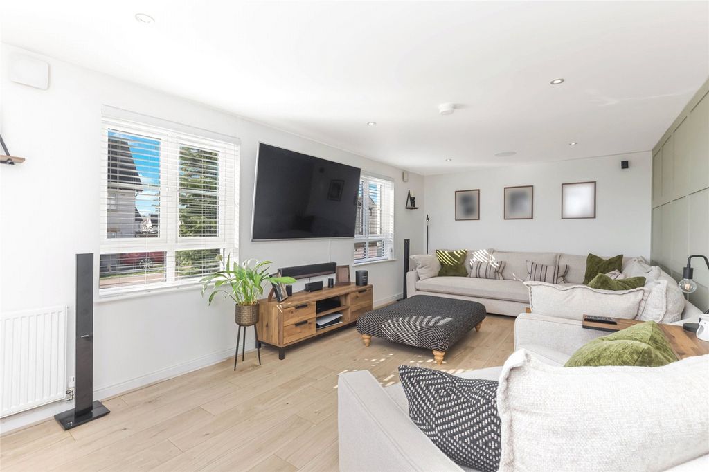 4 bed detached house for saleMerchiston Oval, Brookfield PA5 photo 4