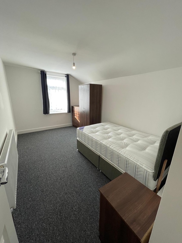 Additional image 9 of 1 Bed Flat, Pitcroft Avenue, RG6, N1 7GU